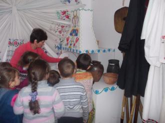 Дошкільнята в народознавчій світлиці.
